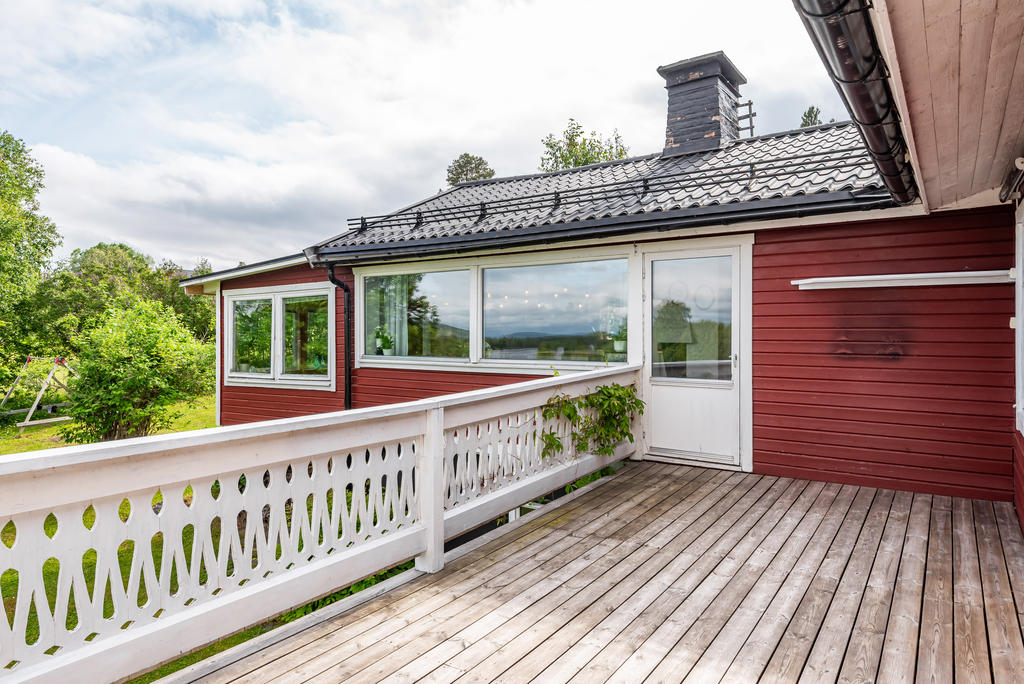 Du når altanen från hallen mellan köket och sovrummen.