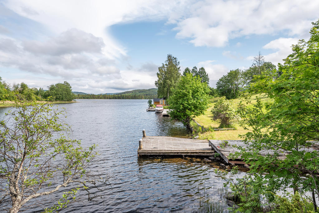 Från bryggan kan man sola, bada eller fiska.