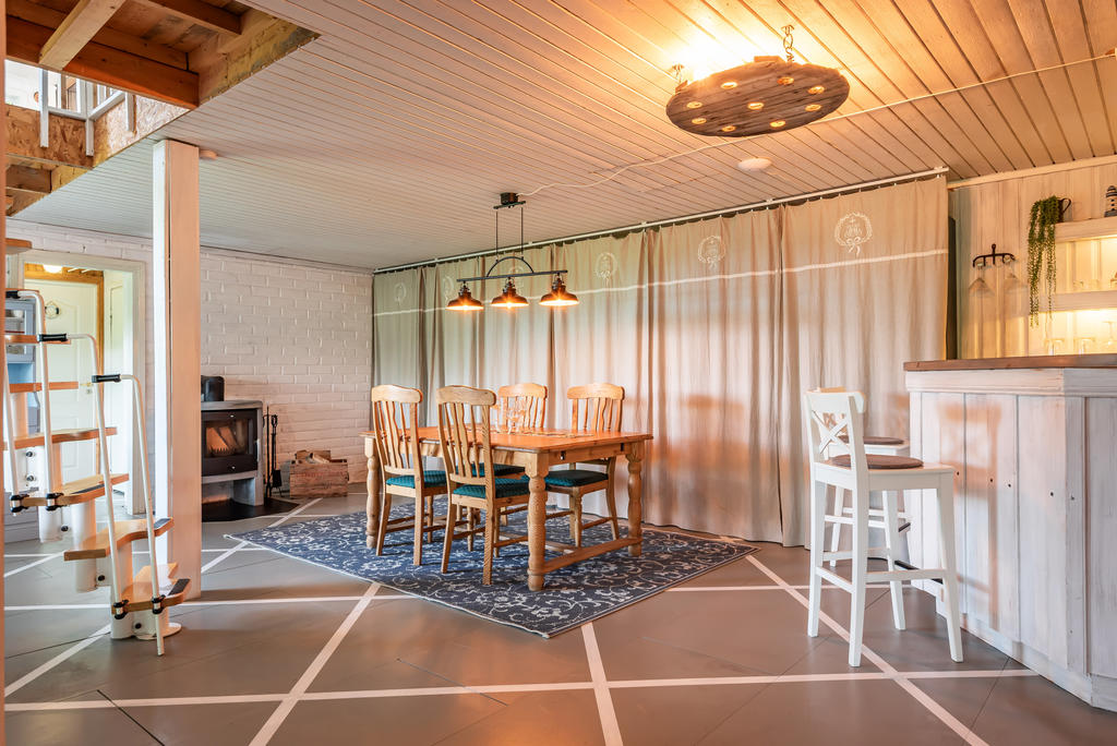 Stort allrum (1) med egen bar.