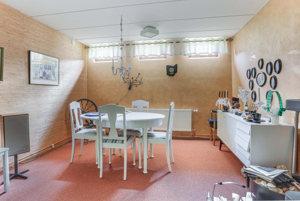 Gillestuga i souterrängplan 