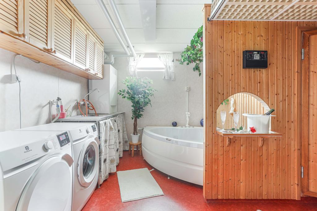 Tvättstuga/badrum med bastu i souterrängplan 