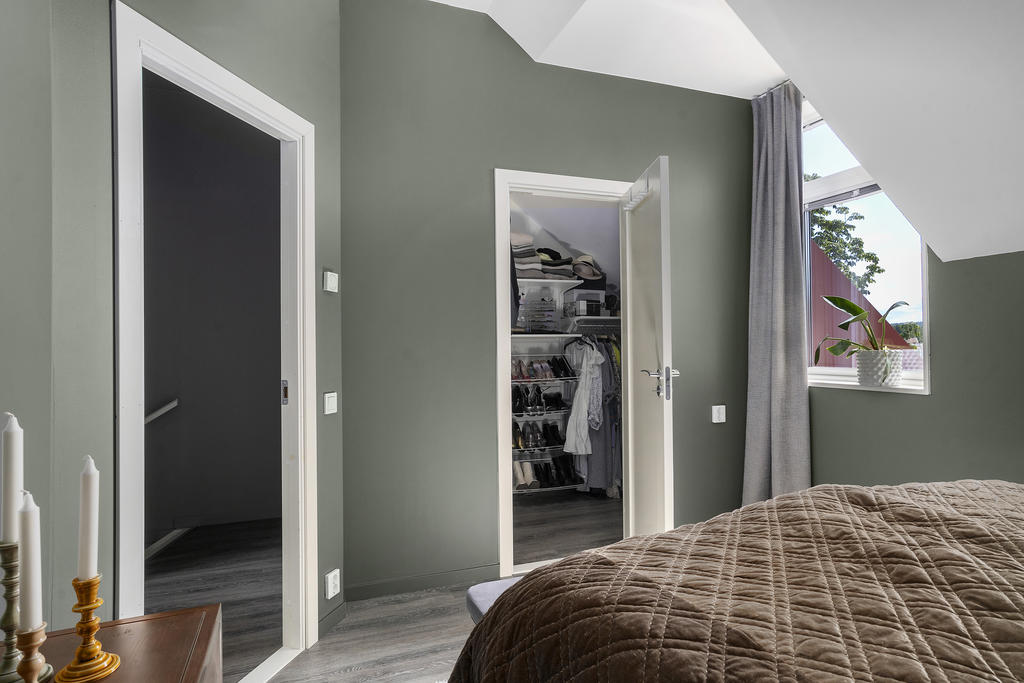 Sovrum 1 övervåning med egen walk-in-closet och generös takhöjd!