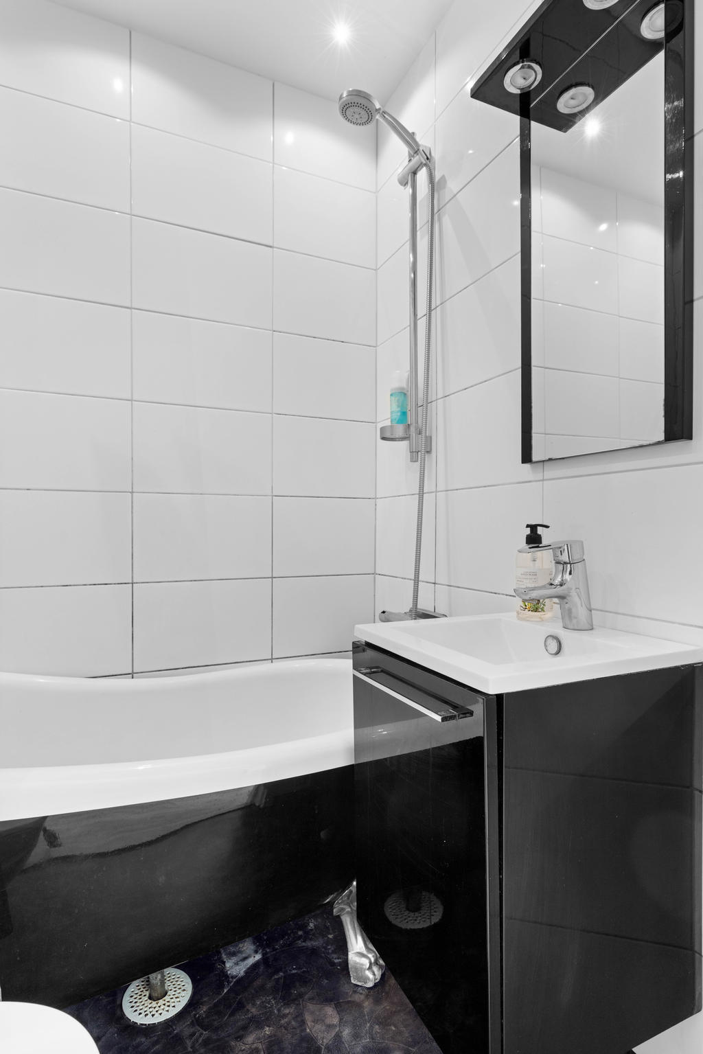 ÖV: Badrummet har kaklade väggar, badkar, wc och handfat