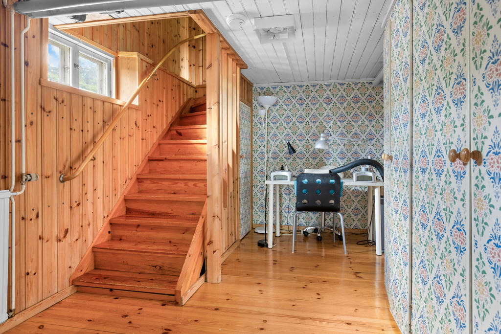 KÄLLARE: Hall/kontor med trägolv och garderober