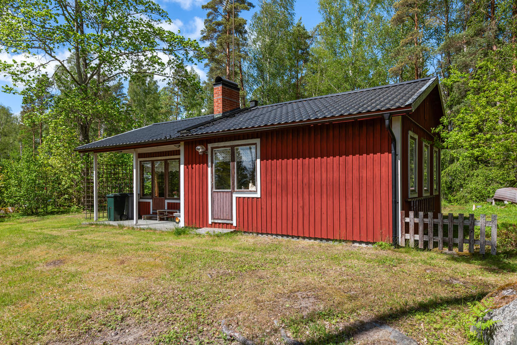 Solig baksidan med två utgångar från huset. 