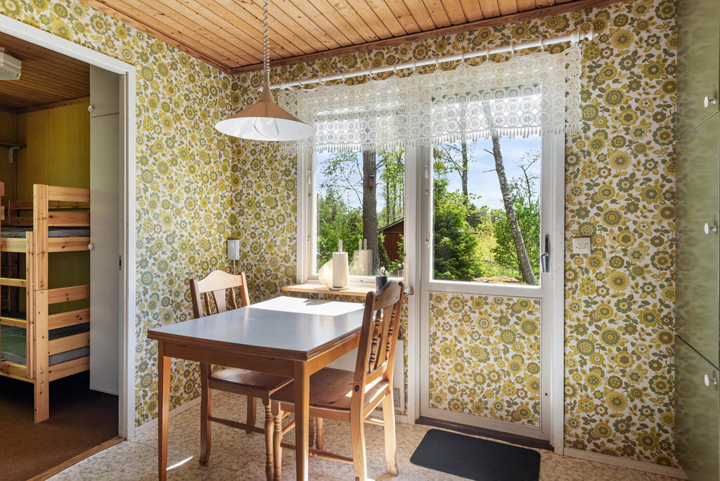 Plats för matsalsbord i köket och utgång till tomtens baksida.