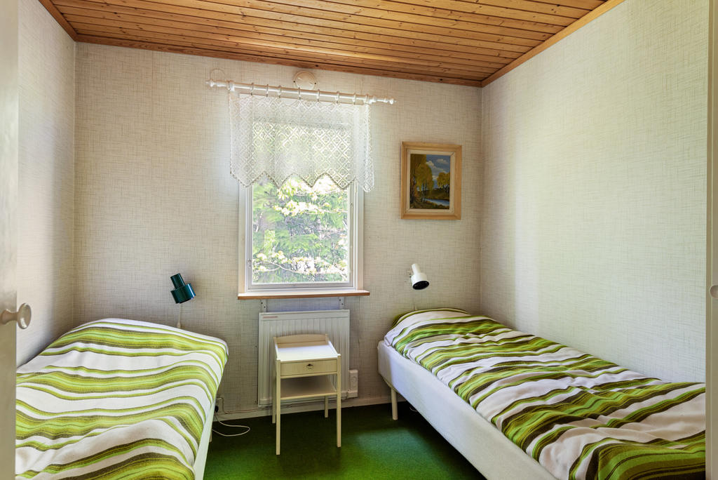 Det gröna sovrummet med plats för två sängar.