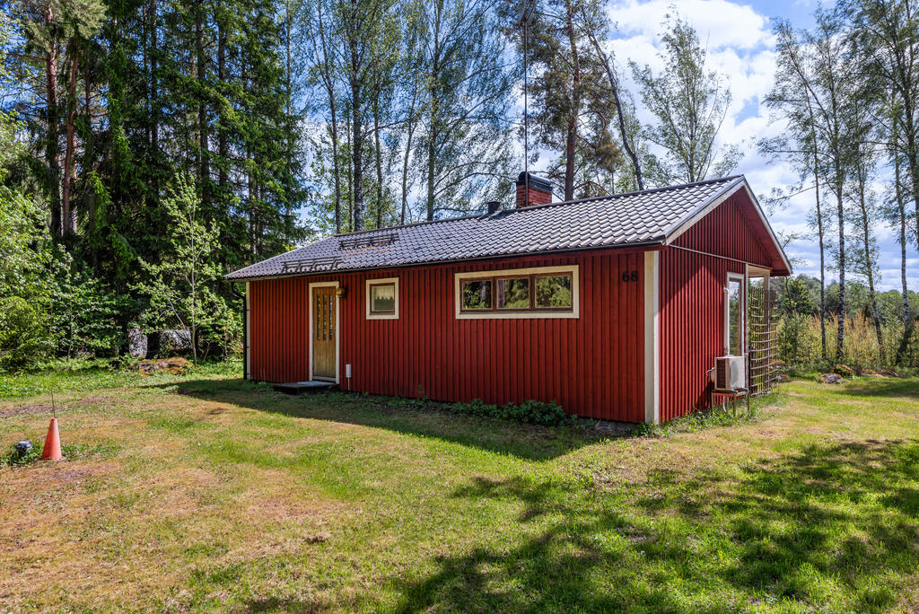Framsidan av huset som har luftvärmepump och fiber indraget. 