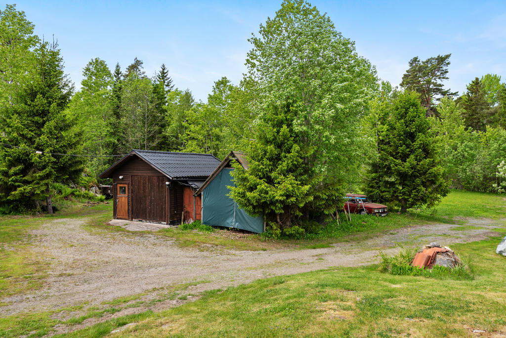 Nedre garage på tomten med intilliggande förråd för exempelvis båt