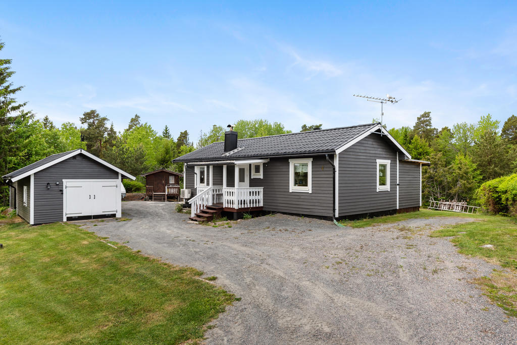 Entresidan med garage som har vidbyggt förråd