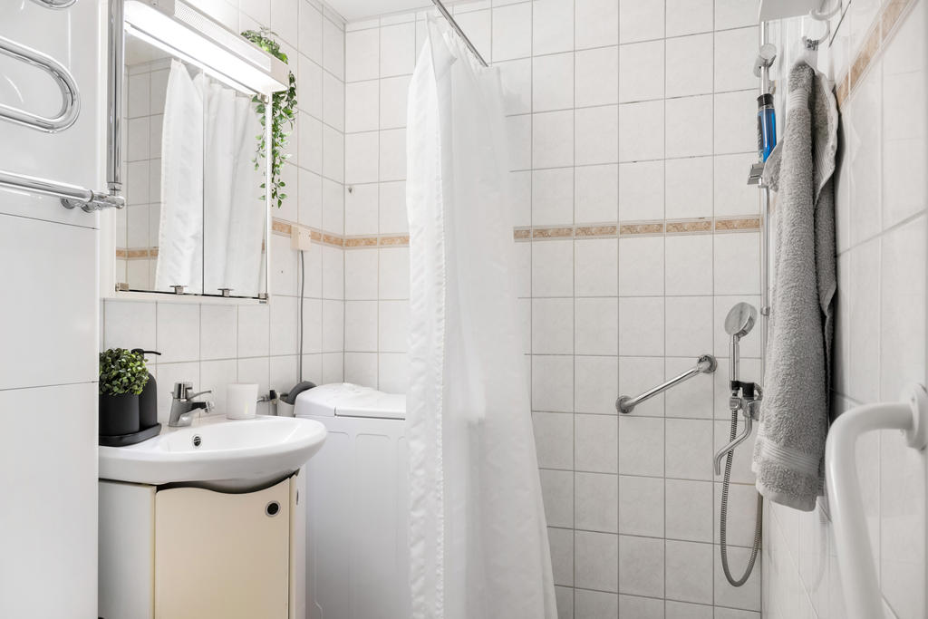 Badrum med tvättmaskin