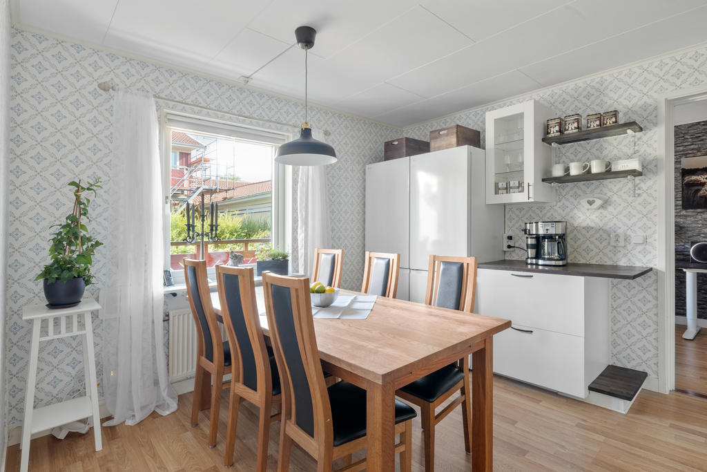Stilrent kök med plats för större matgrupp