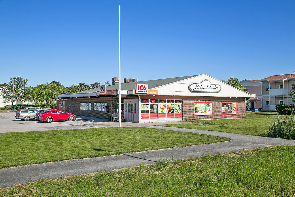 En kort promenad från lägenheten finns livsmedelsbutik, skola, pizzeria och kommunikationer.