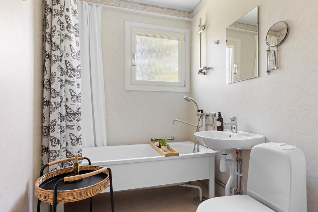 Badrum med wc, handfat och badkar