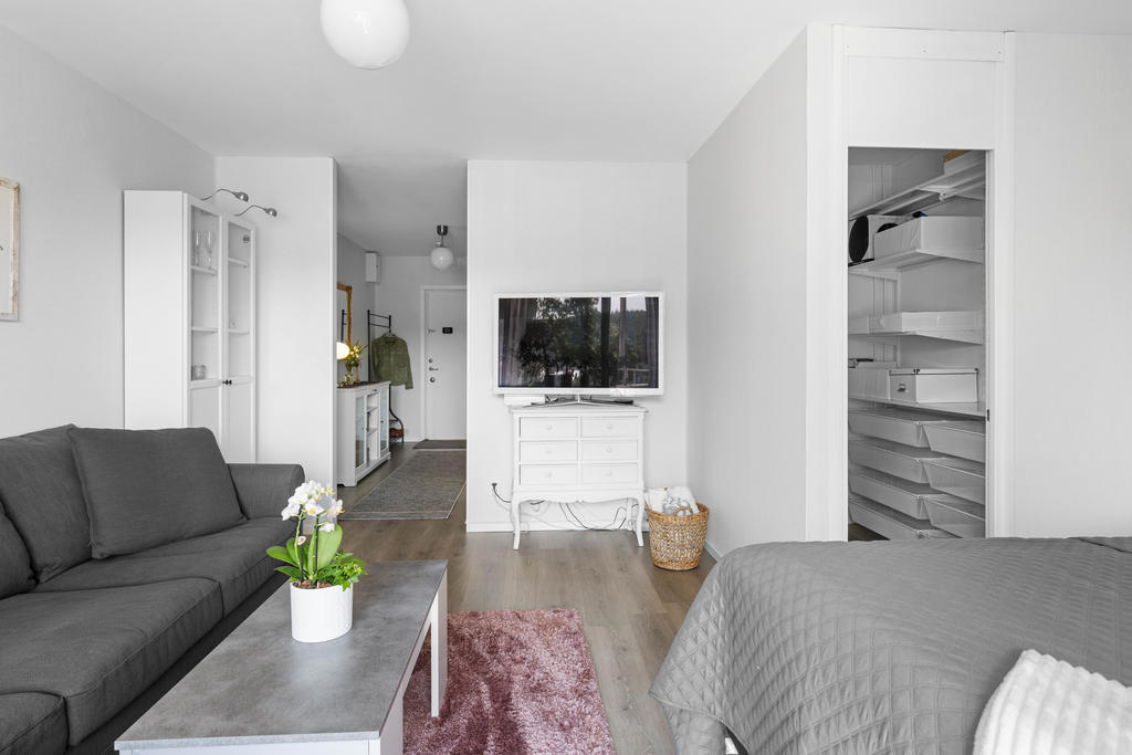 Allrum med ingång till walk-in-closet
