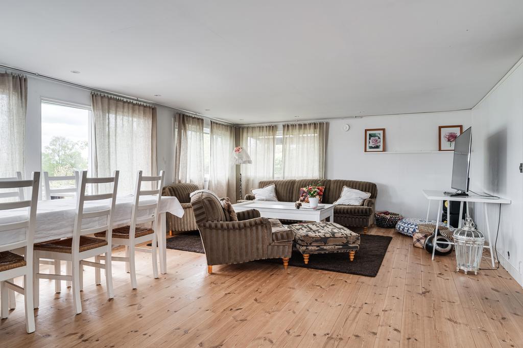 Vardagsrum med plats för matbord och soffgrupp
