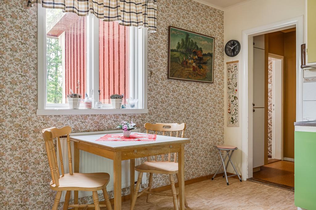 Matplats intill fönstret