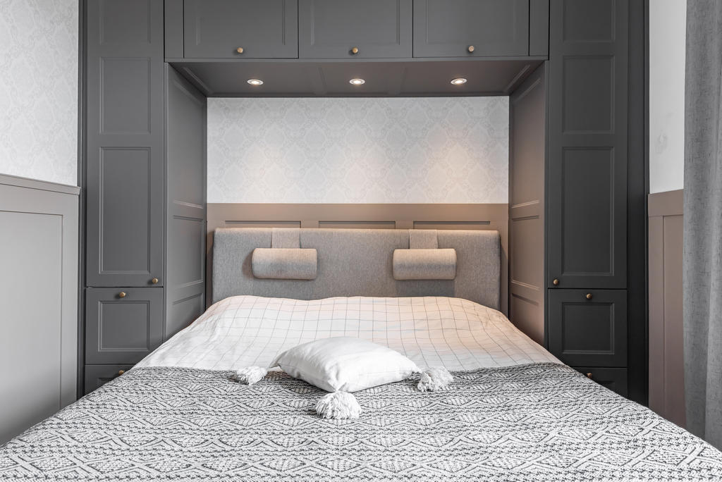 Garderoberna med spotlights skapar en elegant inramning.
