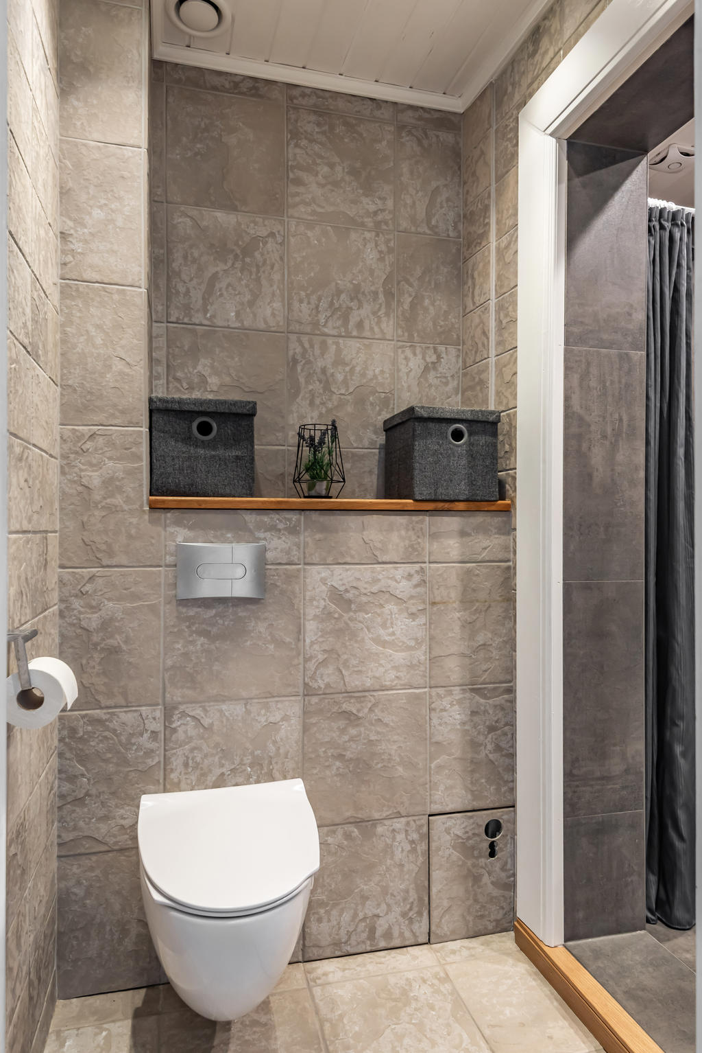 Vägghängd wc är både snyggt och underlättar städningen.