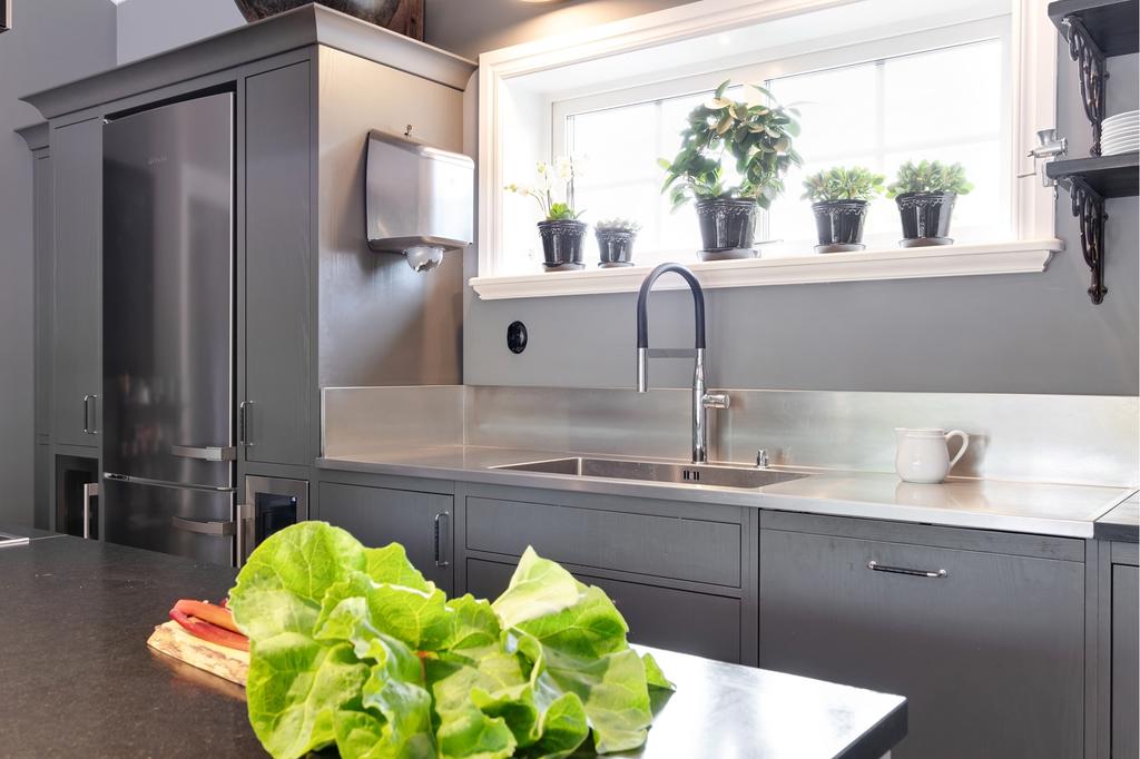 Köket erbjuder en modern och stilren design