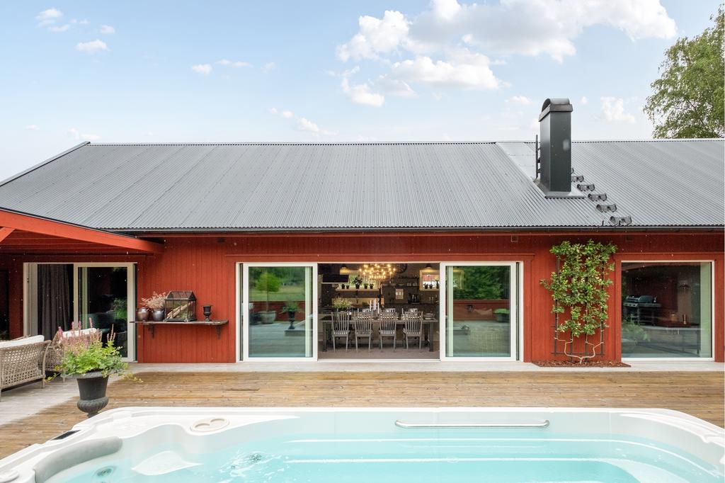 Den Swimspa och det ljusa uterummet skapar en perfekt plats för avkoppling och fest.