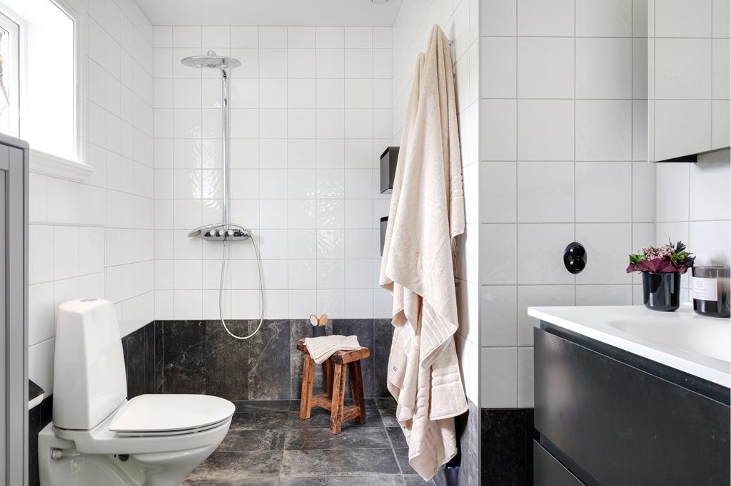 Eget badrum som är en rymlig och elegant oas med högkvalitativa material och modern design.
