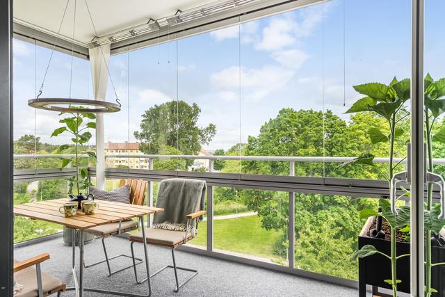 Generös inglasad balkong med eftermiddags- och kvällssol