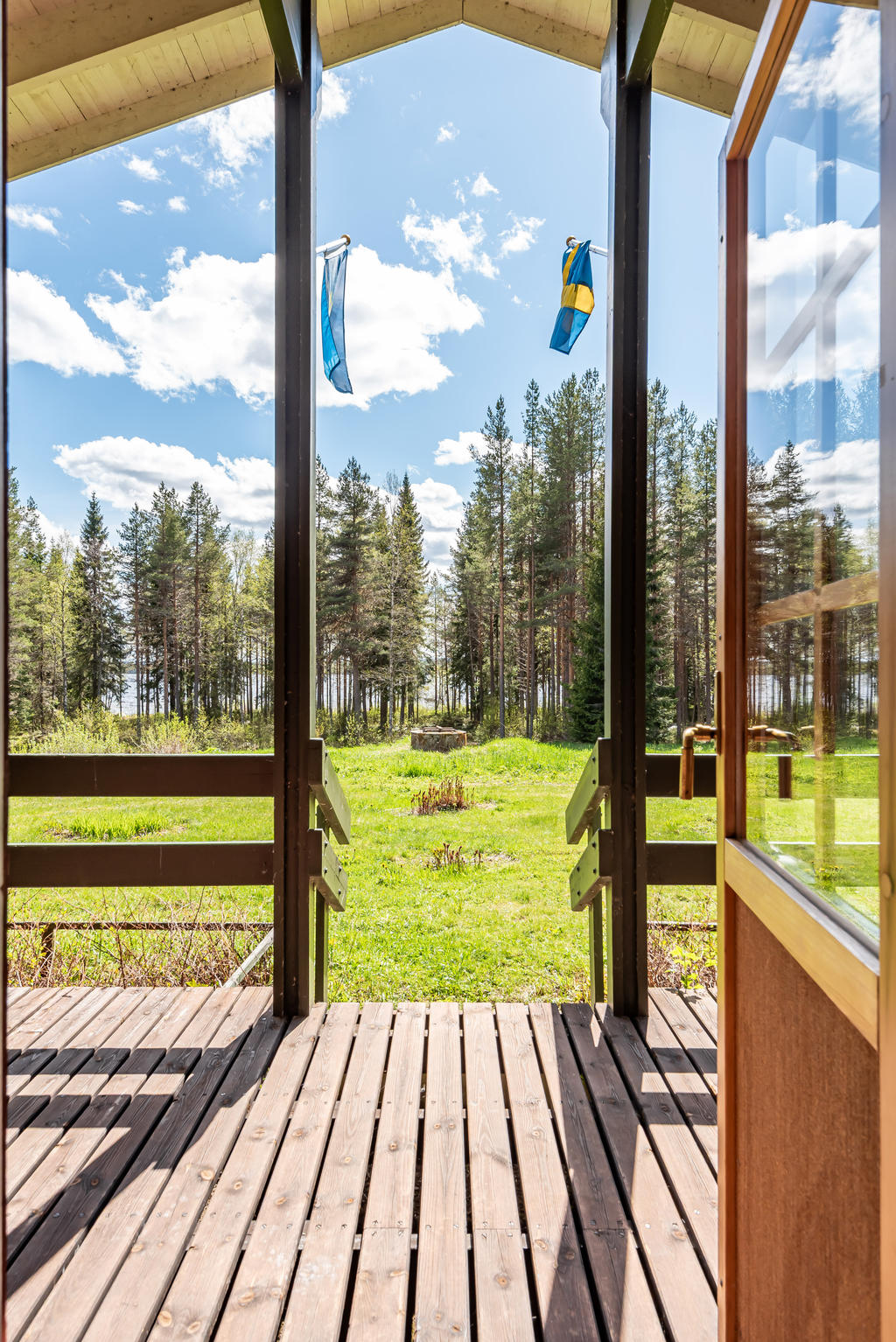 Altanen vetter ner mot sjön