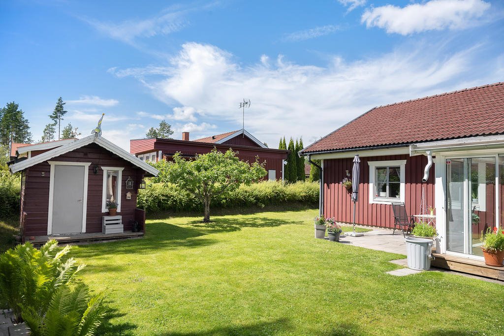 Lillstuga för redskapsförvaring eller lekstuga