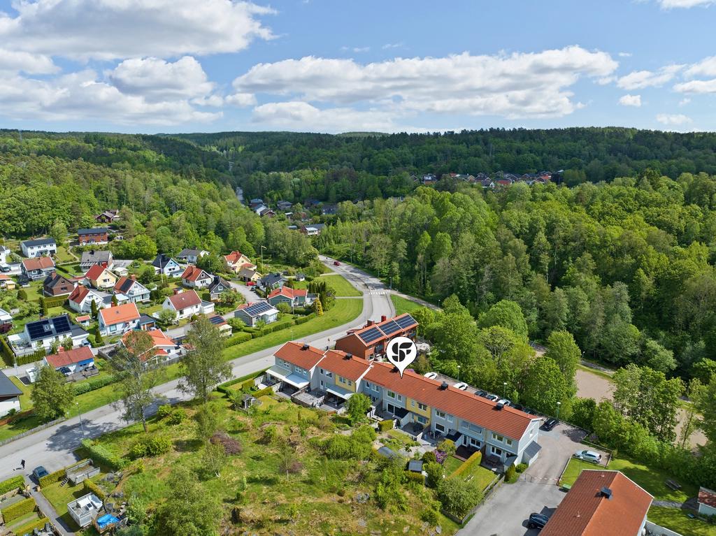 Närheten till naturen är fantastisk, några minuter bort finns bad och motionsspår