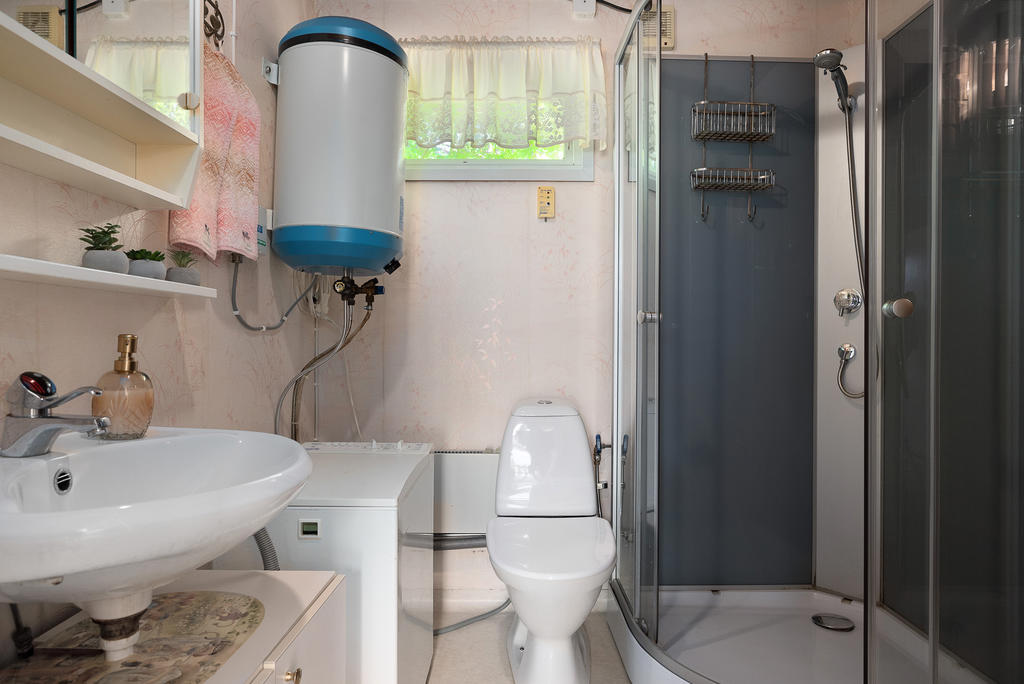 Duschrum med toppmatad tvättmaskin