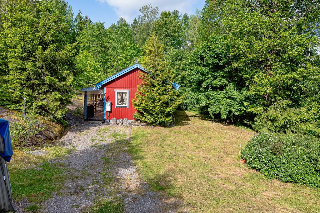 Liten gräsmatta framför huset