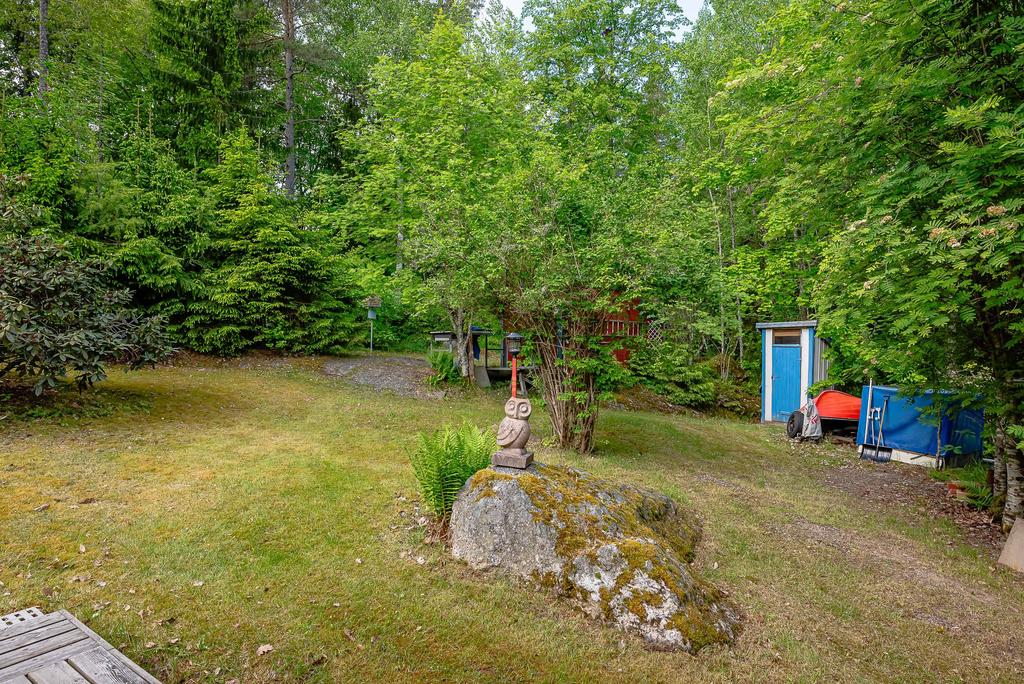 Liten gräsmatta även på husets baksida mot trädgårdsförrådet och det f.d utedasset
