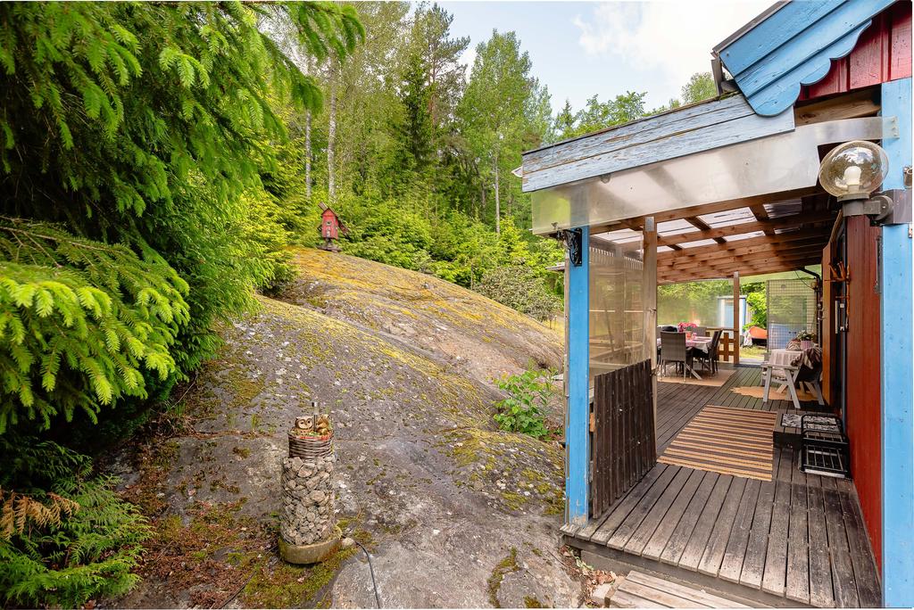 Naturtomt med berghällen precis utanför huset