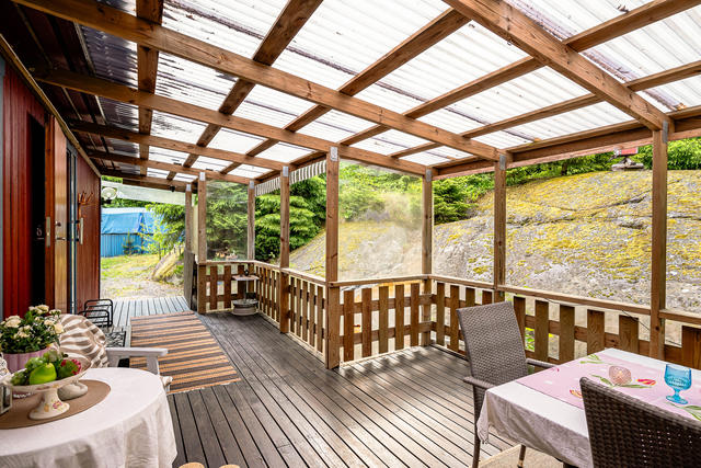 Välkomnande entré med ingång från den takbelagda altanen