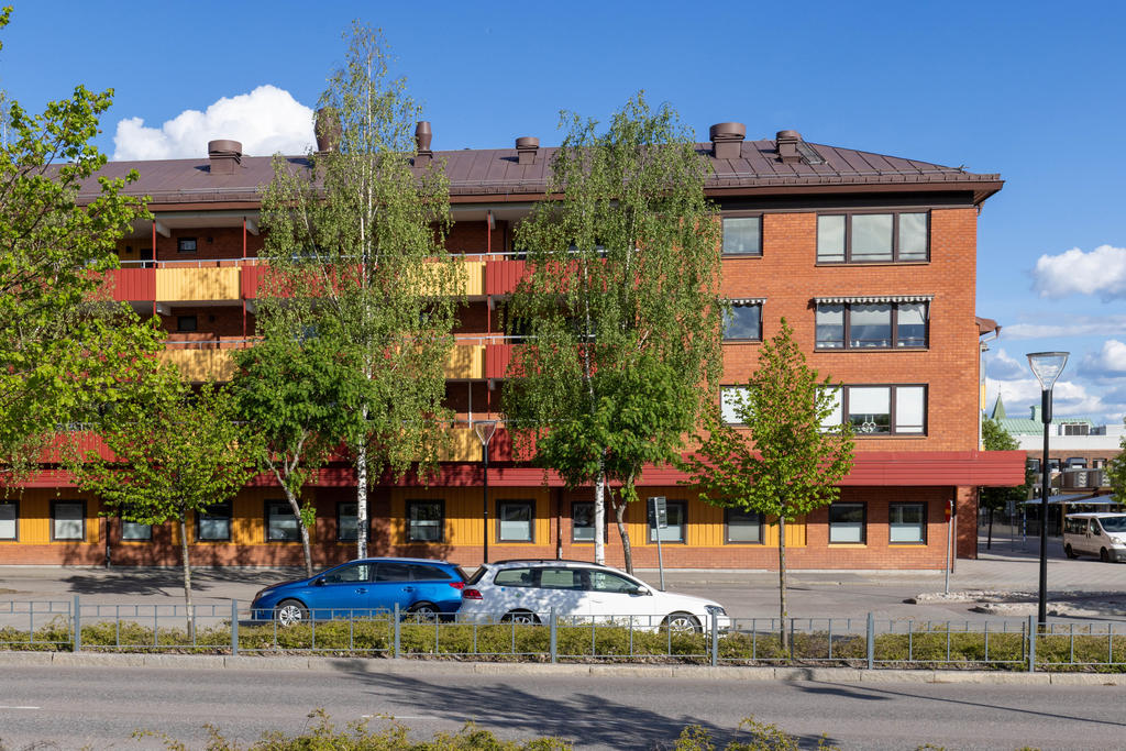 Lägenhet belägen på tredje våningen högst upp i huset med loftgång. Hiss finns!