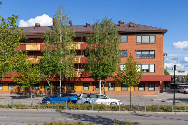 Lägenhet belägen på tredje våningen högst upp i huset med loftgång. Hiss finns!