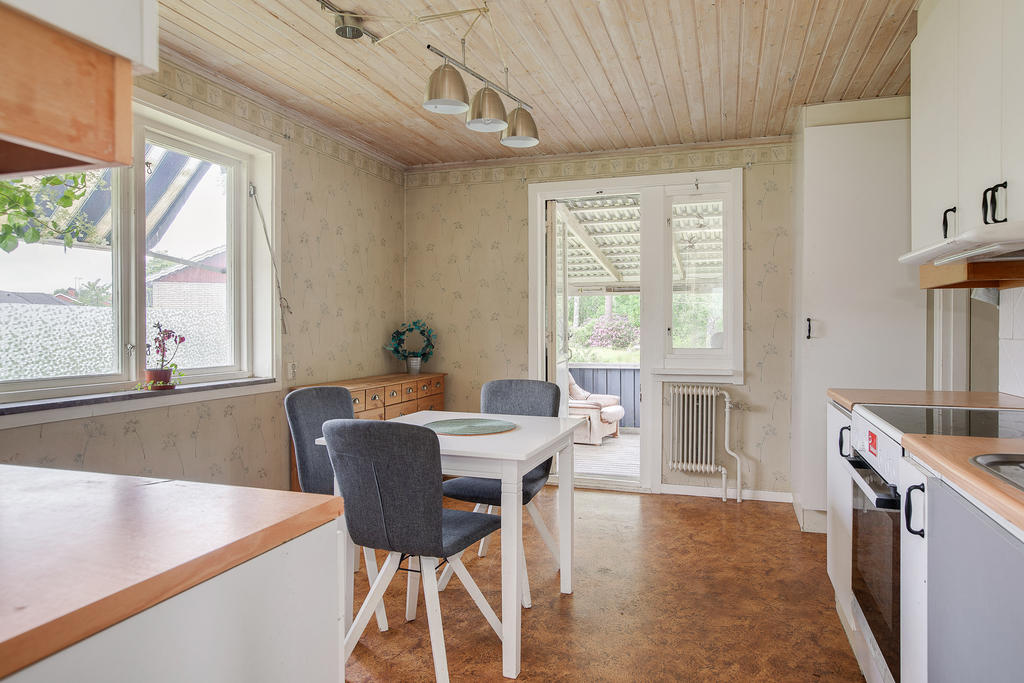 Kök med plats för matbord
