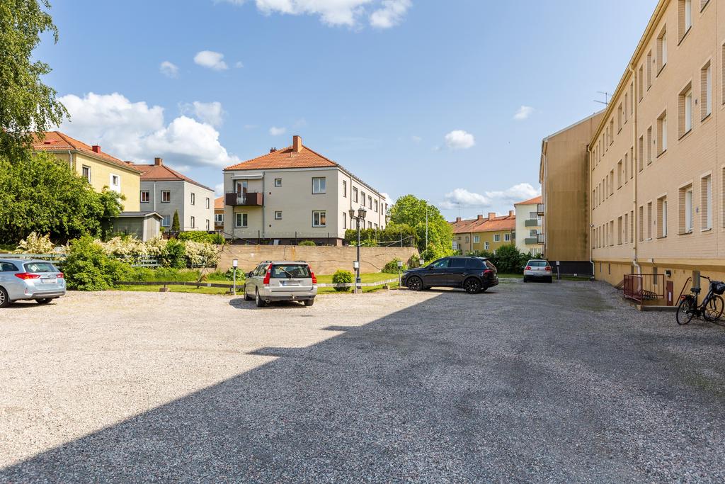 Innergård med parkeringsplats