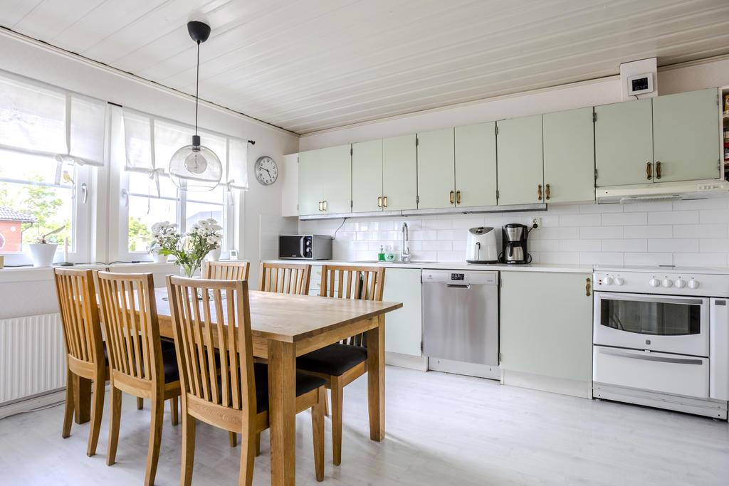 Kök med gott om plats för köksmöbel