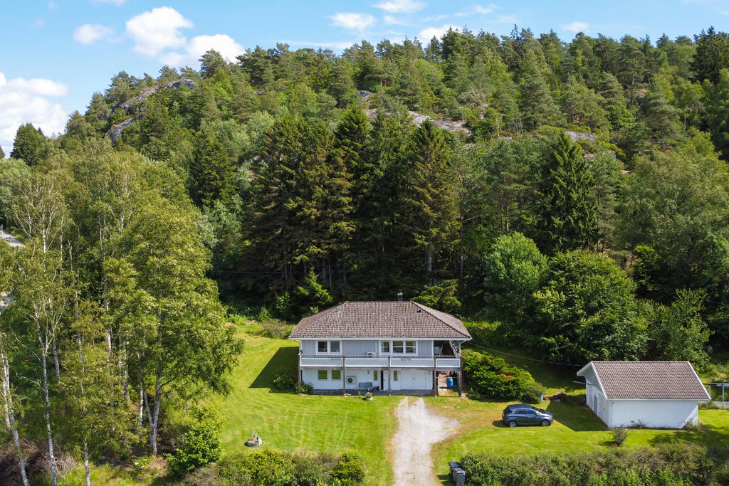 Till huset hör även ett stort garage med förråd.