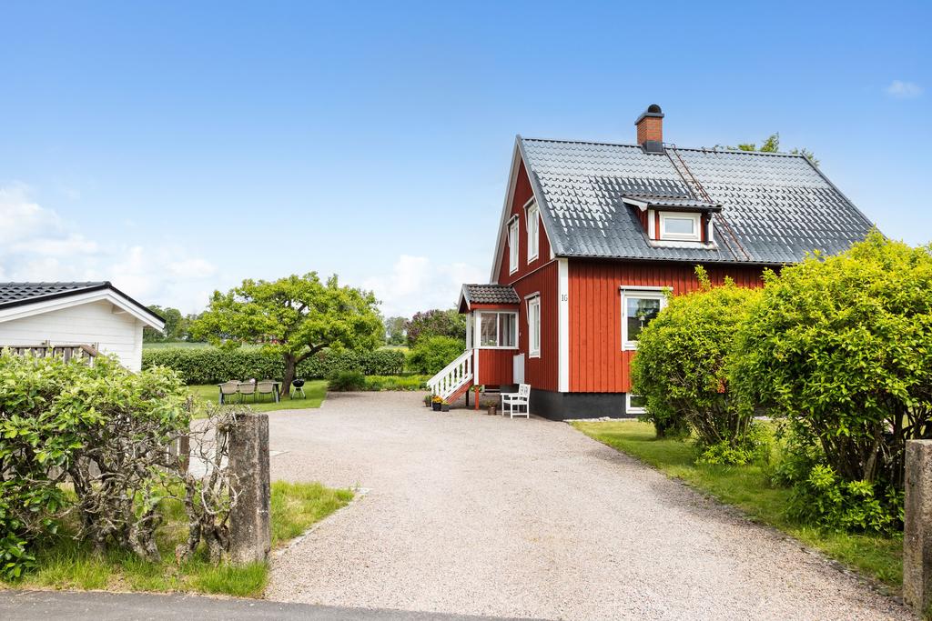 För dig som söker ett personligt hem med själ och en trädgård att förälska sig i.