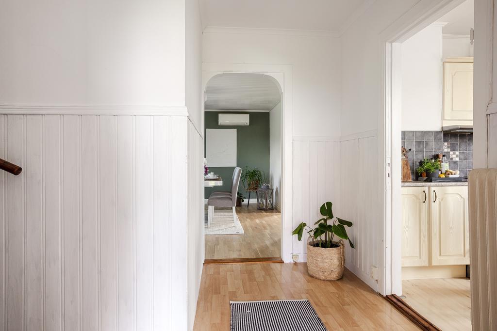 Väggarna pryds av en vacker bröstpanel som tillför karaktär och en tidlös känsla till rummet.