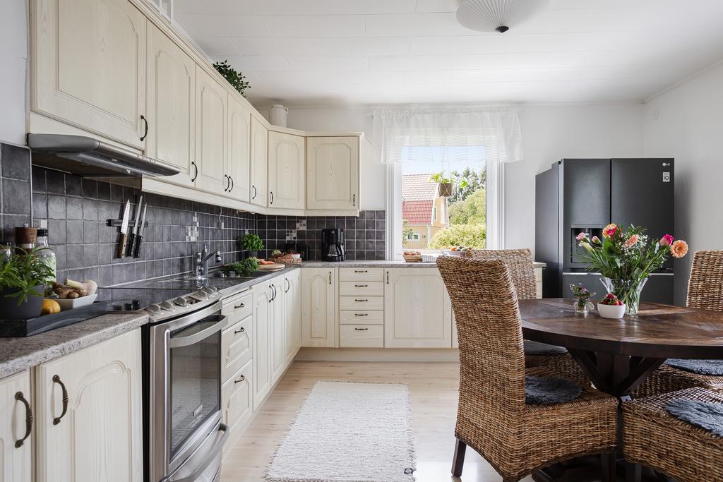Direkt till vänster om entrén möts du av ett kök som verkligen inbjuder till både matlagning och gemenskap. 