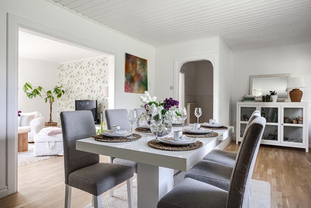 En inbjudande matplats med utgång till trädgården