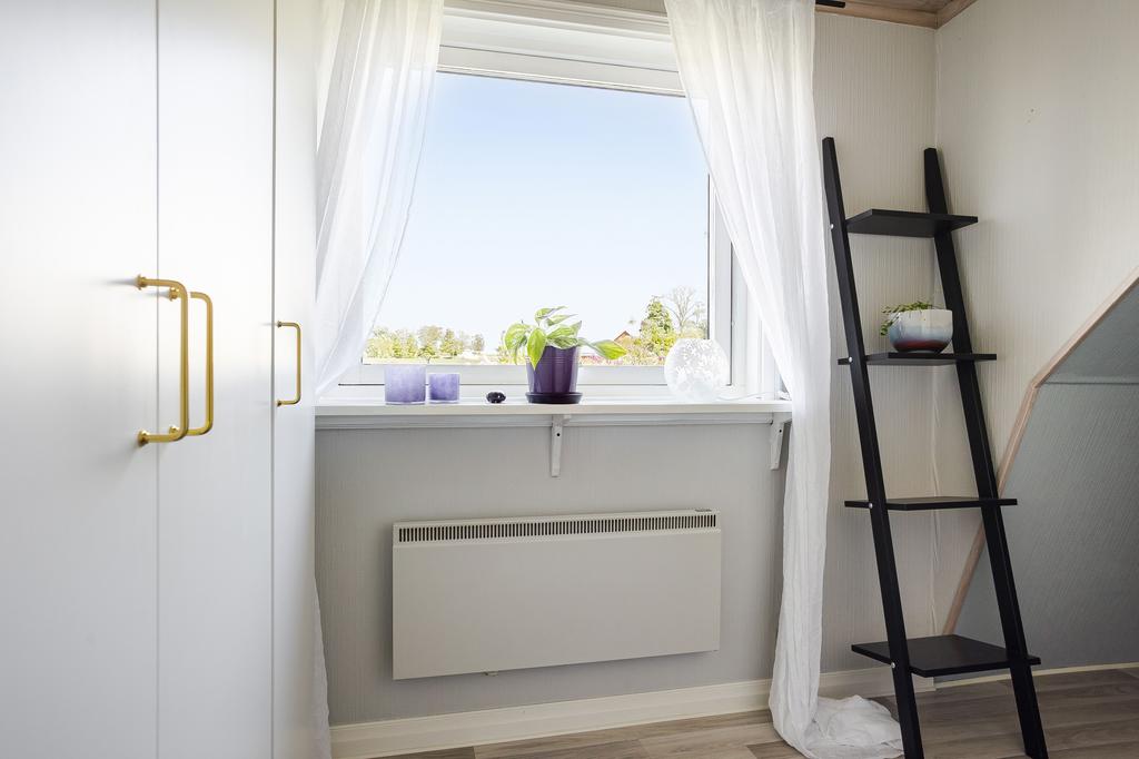 Garderober längst rummets ena sida 