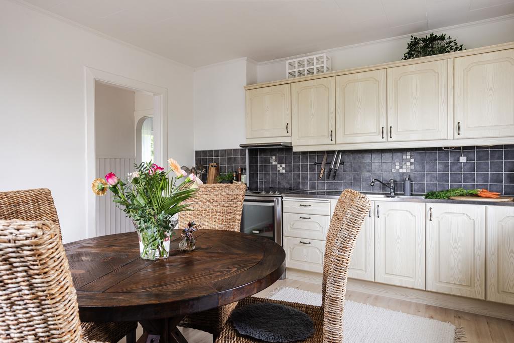 De två stora fönstren släpper in rikligt med dagsljus och ger en härlig utsikt över den grönskande trädgården.