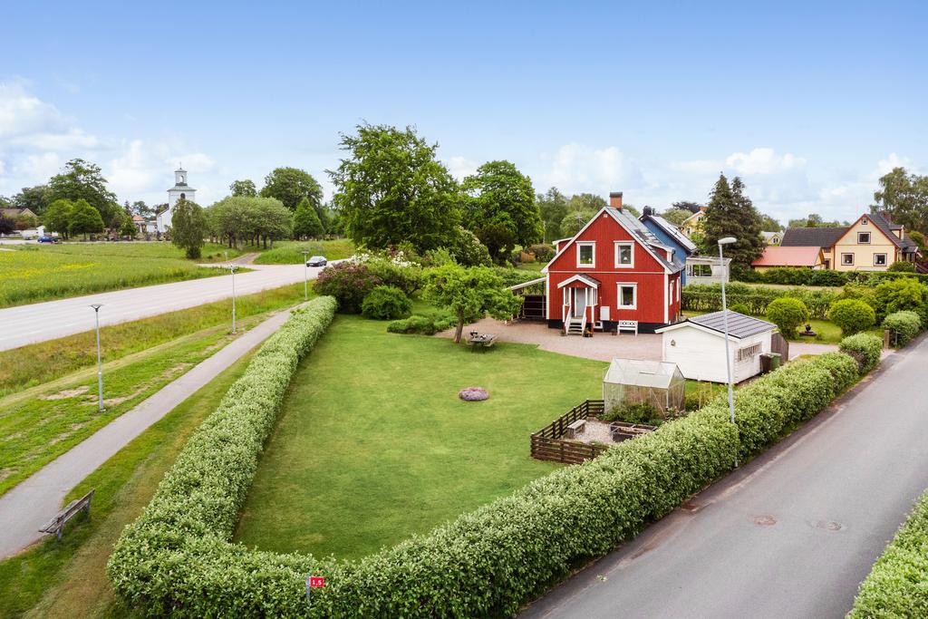 Hela 1 475 kvm grönskande yta att njuta av