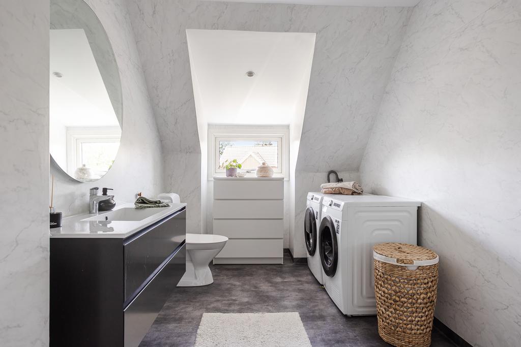 Badrummet renoverades 2022 av fackman med smakfulla fina materialval