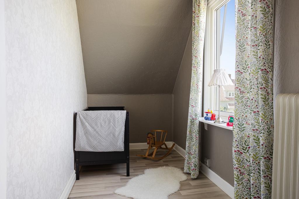 Mindre sovrum som även det passar bra som ett barnrum eller gästrum.